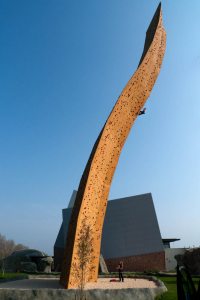 [The amazing curved pillar of Excalibur at the Bjoeks wall in Groningen, the Netherlands., 2 kb]