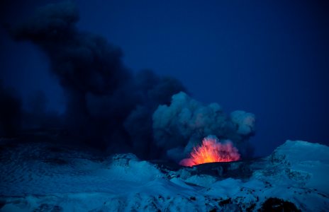 [The second and most powerful Icelandic eruption at Eyjafjallajokull Glacier. , 1 kb]