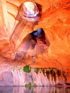 [In Golden Cathedral, Neon Canyon, Utah, 1 kb]