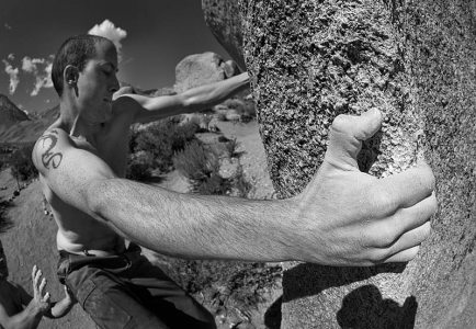 [TimS, the man with the Big Hand. Pope's Prow V6.Buttermilk, Owens River Valley., 1 kb]