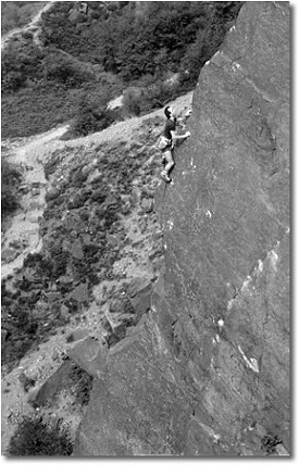 Graham Hoey on-sighting Great Arete in 1984  © Keith Sharples