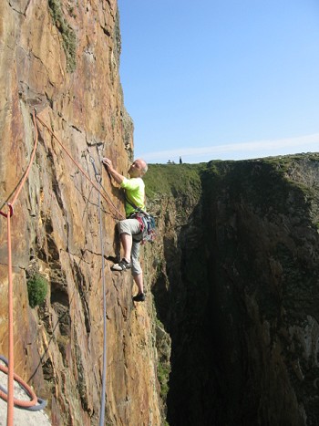 Graham Hoey on the girdle of Red Walls Gogarth (E4/5)  © Mike Waters