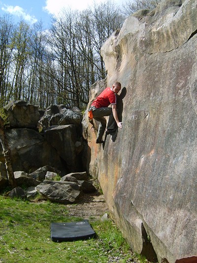 Iain Bisset working his way up of Blue 20b at La Troche  © Iain Bisset (Virginie Baudry in the case of the photo of Iain B
