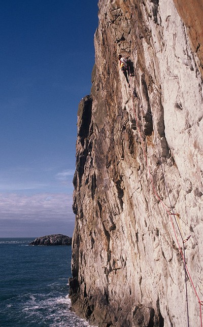 Mia Axon on the 2nd pitch of Main Cliff classic, Rat Race E3 5c   © Streaky Desroy