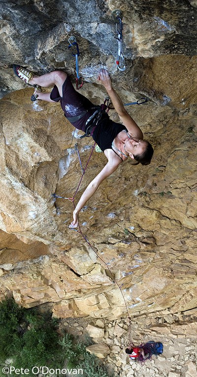 Lynne Malcolm fighting hard on Bienmijave, a short, powerful 7c+ in the Disblia caves at Sant Llorenç de Montgai.   © Pete O'Donovan