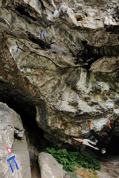 Steve McClure bouldering at Raven Tor - nearby to the warning signs on Mecca  © Keith Sharples