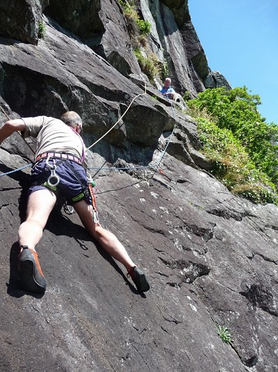 Paul on the first traverse, The Brothers,Vs 4c Tremadoc  © allysingo
