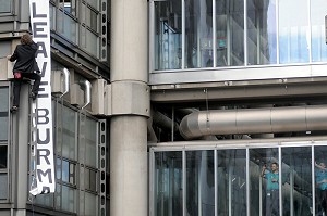 Mikey Robertson solo on the Lloyd's Building in London  © Clare Kendall