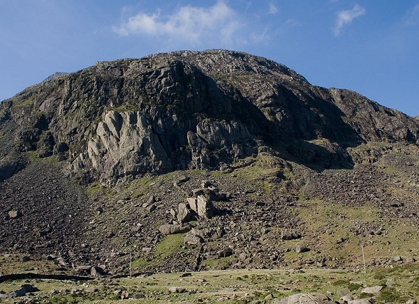 Dinas Mot, Llanberis Pass - The Hall of the Mountain King is located close to the large split boulder in the centre of the photo.  © Jack Geldard