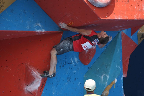 Dave Barrans 'crushing' in the final of the world championships 2009  © Chinese Mountaineering Association