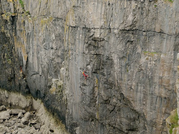 Erik Svab making the third ascent of Point Blank (E8) in Stennis Ford, Pembroke.  © Mick Ryan