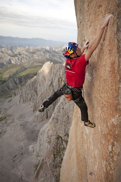 Iker on the 5th pitch of Orbayu - F8c+/9a  © Tim Kemple