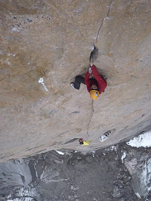 Sean taking a rest in the hand jams of the incredible pitch 6 of the Belgarian  © Hanssens/Villanueva/Favresse