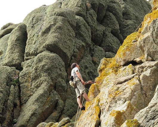 Heading into the green....Zonation of the lichen on Chair Ladder granite   © si cooke