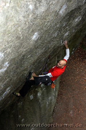 Markus Bock climbing his new F9a+, The Man that follows Hell  © Ricarda Miller