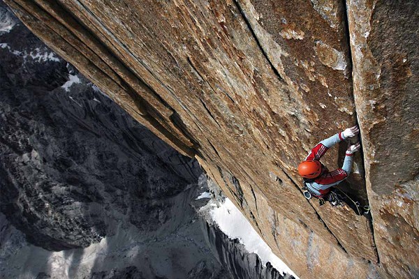 The start of the steep central part of the route is an slightly overhanging finger-crack.  Alexander climbing.  © Hinterbrandner / Huberbuam.de