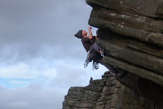 Mateusz looking solid on the crux of Flying Buttress Direct (E1 5b), Stanage Popular.  © lrandall