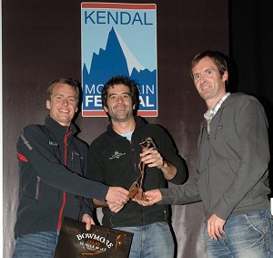 Leo Houlding and Alastair Lee pick up their trophy from Jonathan Petty © Henry Iddon  © Henry Iddon