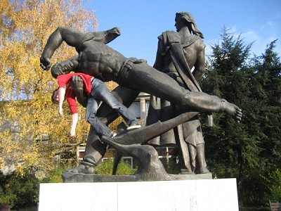 Robert Mackenzie being rescued by a statue  © British Junior Team
