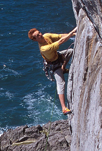 Charlie Woodburn climbing in Pembroke  © Rockfax / Mike Robertson