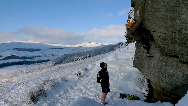 Darn boulderers! Greg Rimmer and Jon Morgan (climbing) ran from Bradwell to Stanage  © Mick Ryan