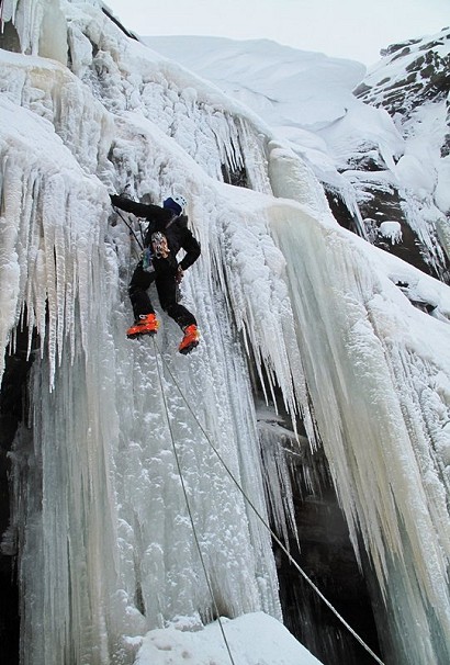 Kinder Downfall Direct. Putting in the first screw.  © si cooke