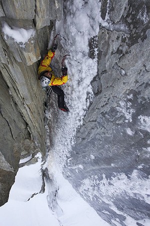 Nick Bullock on a new Route on the Argentiere Rive Gauche (VIII,8)  © Jon Griffith
