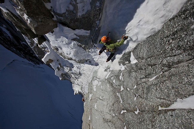 Ueli Steck approaching the M6 pitch of the Supercouloir, Tacul  © Jon Griffith