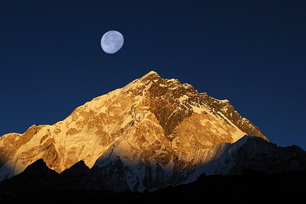 Trek to BC Everest  © tomchyk