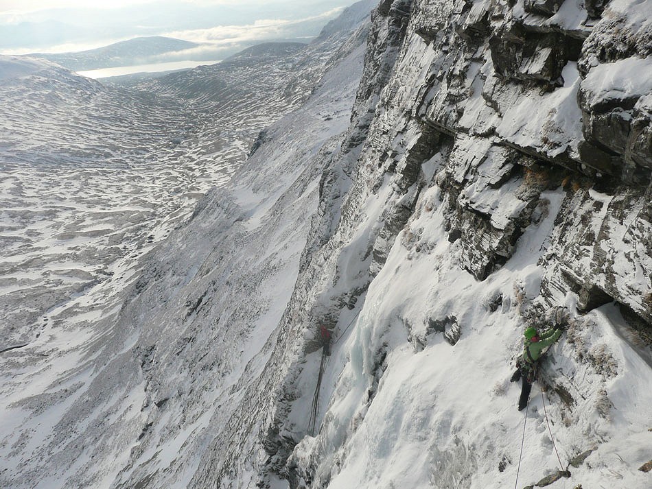 Skyscaper Buttress with climbers on Gamma Gully in the background  © Dan Goodwin