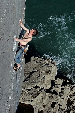 Stephen Horne climbing at The Castle, Pembroke  © UKClimbing.com
