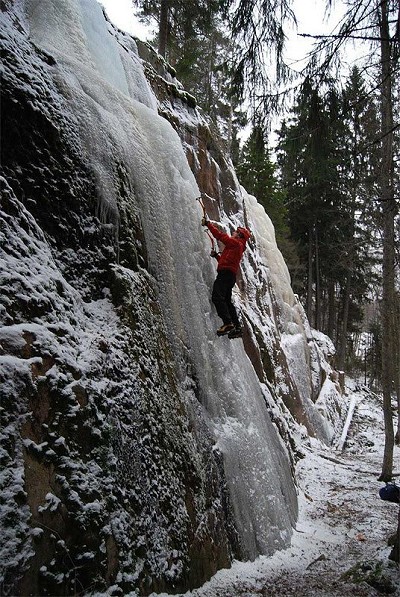 Marmot Genesis softshell jacket: Action Ice Climbing 1  © Toby Archer