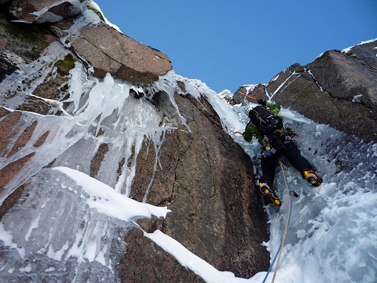 Mark questing up the steep corner on Sticil Face.  © Smelly Fox