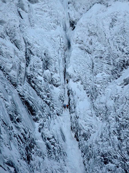 Paul Diffley Filming Dave MacLeod on Point Five Gully, Ben Nevis  © Guy Heaton