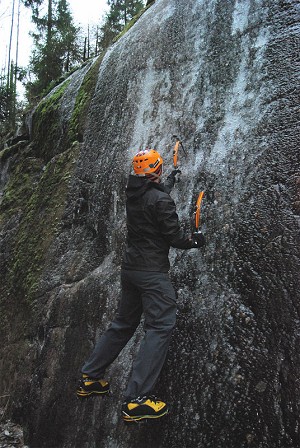 Toby ice bouldering in the Recon Softshell Pants  © UKC Gear