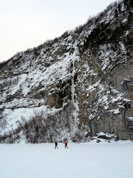 Climbers crossing the frozen Flaget lake  © Viv Scott