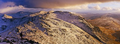 Valerie Le Clerc takes in the wild conditions over CRinkle Crags, Coniston and Wetherlam while en-route to Bowfell.  © Alastair Lee
