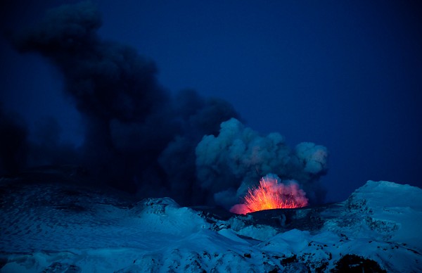 The second and most powerful Icelandic eruption at Eyjafjallajokull Glacier.   © John Beatty and Jon Magnusson