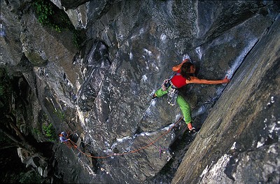Libby making use of double rope technique on the weaving line of Vector E2 5c, Tremadog  © Mike Robertson