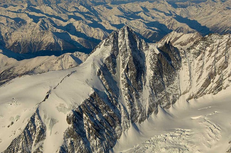 GLOSSGLOCKNER, 3798 m (AUSTRIA) N 47 05 49 E 12 44 35 (taken at 4111 m )   © The Alps - A Bird's Eye View /Matevž Lenar/PanAlp