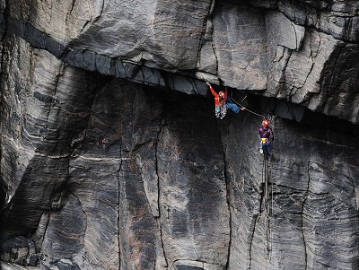 Lucy Creamer climbing onsight on one of the lower pitches of 'To Be Continued', Pabbay.  © Tim Glasby