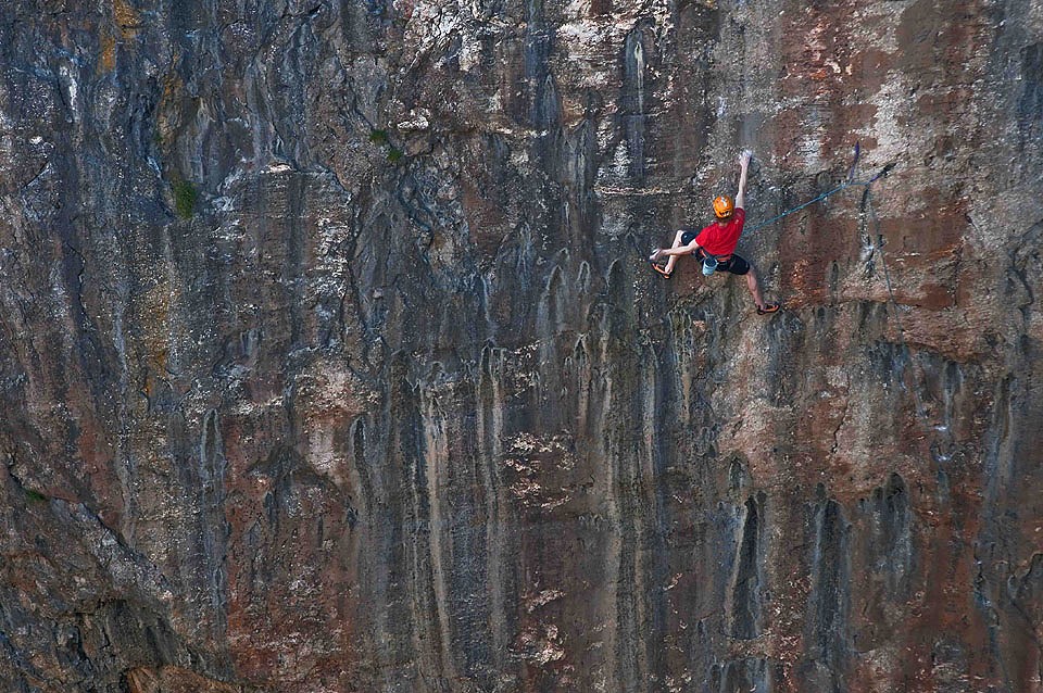 Tim Emmett tackling the well protected V7 upper crux of Muy Caliente, his new route graded E10.  © Simon Wilson