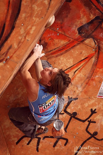 Yulia Abramchuk climbing well  © Anna Piunova / Mountain.ru