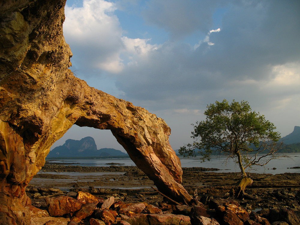 Delicate Arch, Ta Lane, Thailand  © Steve Findlay