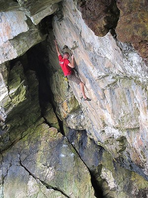 Gav Symonds climbing Christine, for the second deep water solo ascent. © Lisa Farris  © Lisa Farris