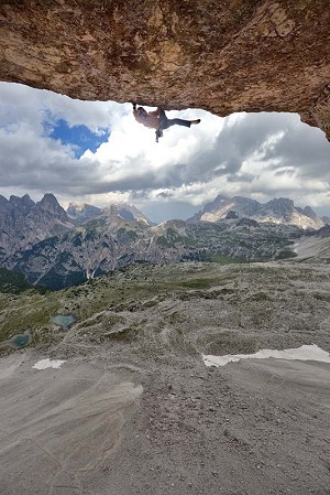 Iker Pou dispatches the huge roof on Panaroma  © Damiano Levati / The North Face®.