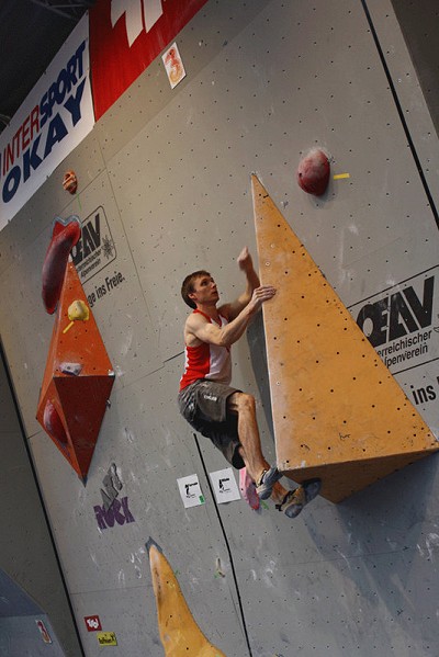 Stew Watson putting in a sterling performance for the UK in the men's bouldering competition  © Sarah Burmester