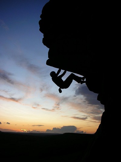 Andy Barker soloing Flying Buttress Direct at Stanage.  © Rammers
