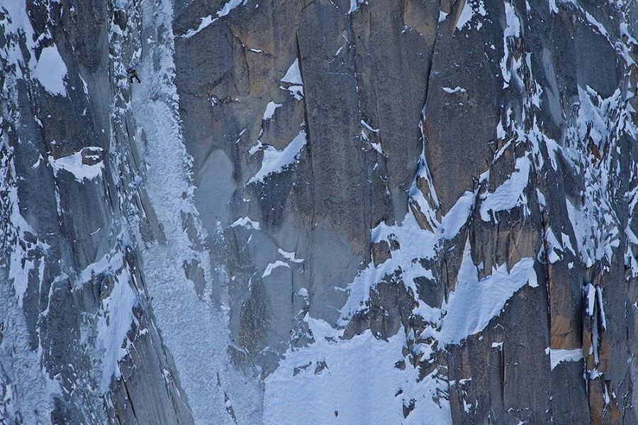 Ueli Steck on the Droites Ginat speed solo. High up on the crux  © Jon Griffith