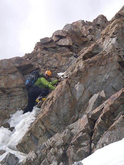 The loose corner leading to the summit of Koh e Khar  © Alan Halewood